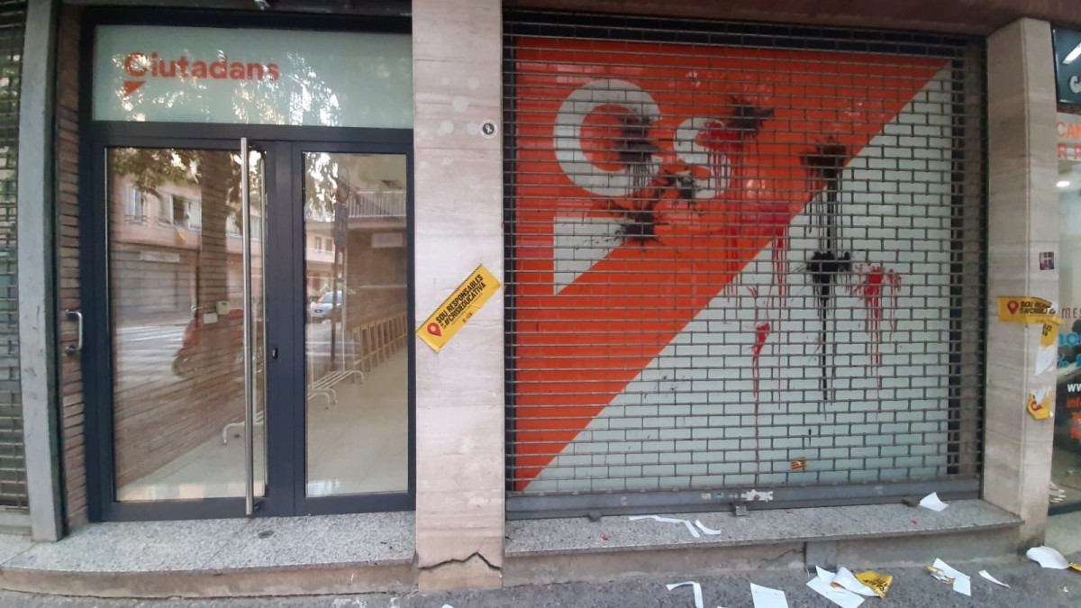 Seu de Cs a Girona amb impactes de pintura i ous