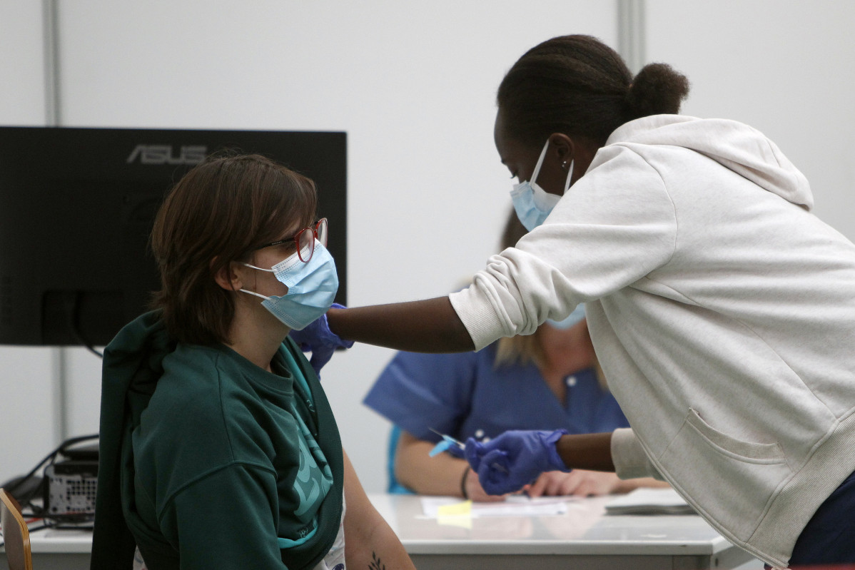 Arxiu - Un emprada sanitària subministra la vacuna contra la Covid-19 en el dispositiu de vacunació posat en marxa al poliesportiu Germans Escales, a Palma de Mallorca.