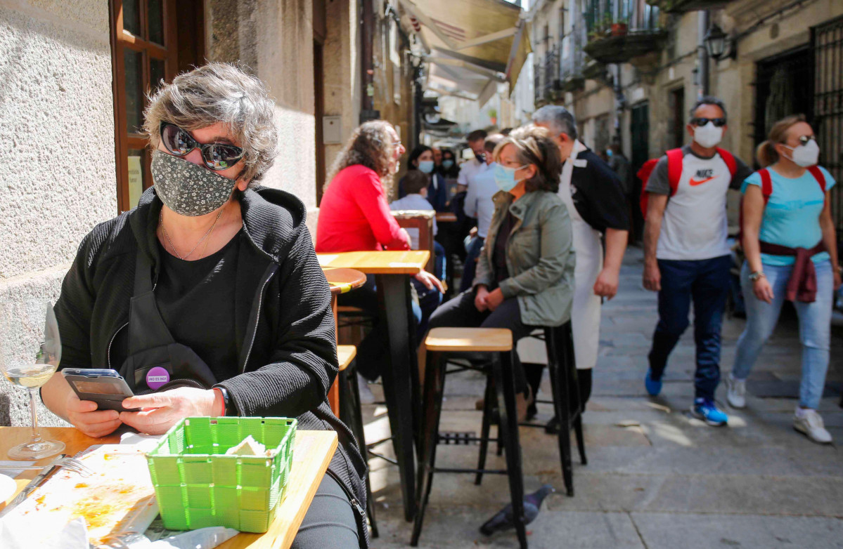Arxiu - Diverses persones en un carrer de terrasses de Baiona, a Vigo, Pontevedra, Galícia (Espanya), a 28 de març de 2021. El subcomitè clínic manté el nivell alt de restriccions en el concello de Baiona, el que comporta que l'hostaleria només pot