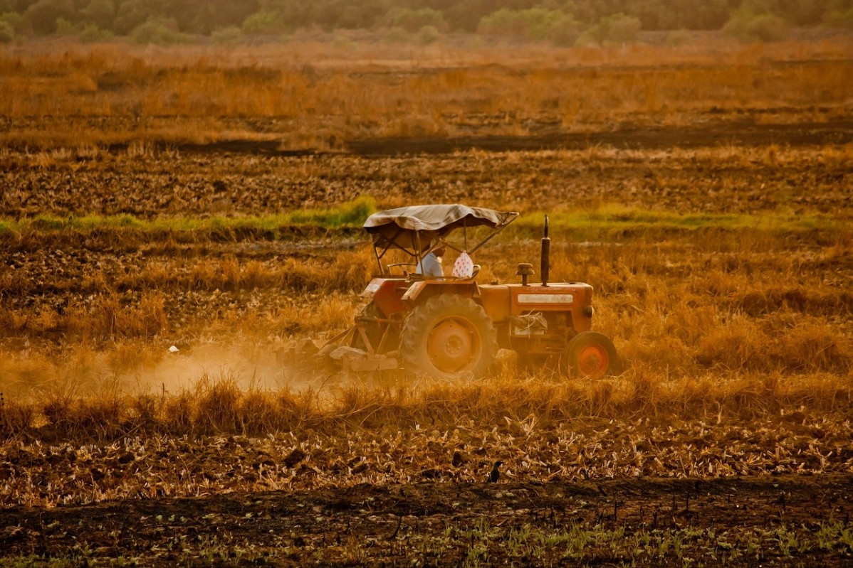 Tractor treballant en el camp