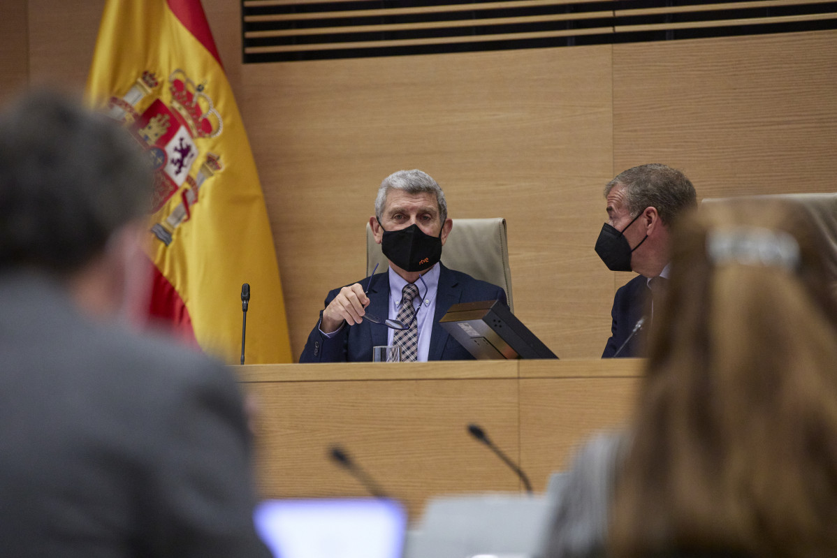 El president de la Corporació RTVE, José Manuel Pérez Tornero (i), conversa en una Comissió Mixta de Control Parlamentari de la Corporació RTVE i les seves societats, a 29 d'abril de 2021, a la Sala Prim de Congrés dels Diputats, Madrid, (Espanya).