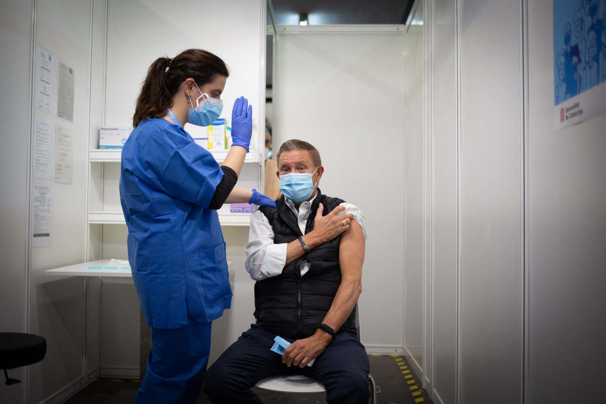 Una professional sanitària inocula una vacuna de l'Covid-19 (Arxiu)