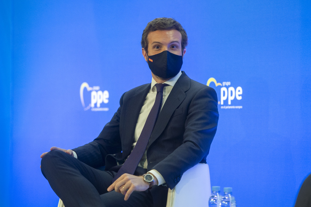 El president del PP, Pablo Casado, mira a la cambra durant la clausura l'acte 'Europa: reptes de la nova era', el 10 de maig del 2021, a Madrid, (Espanya). Organitzat pel Partit Popular Europeu
