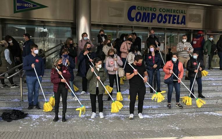 Protesta de les treballadores de la neteja enfront de l'El Corte Inglés de Santiago en una foto d'CIG