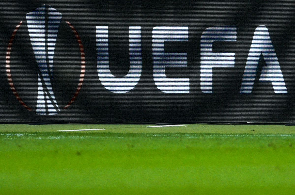 Arxiu - Logotip de la UEFA en una tanca durant un partit de l'Europa League