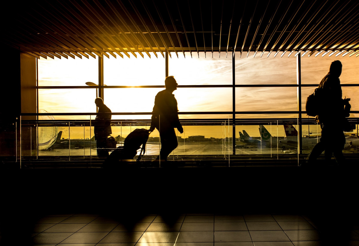 Arxiu - Persones en aeroport.