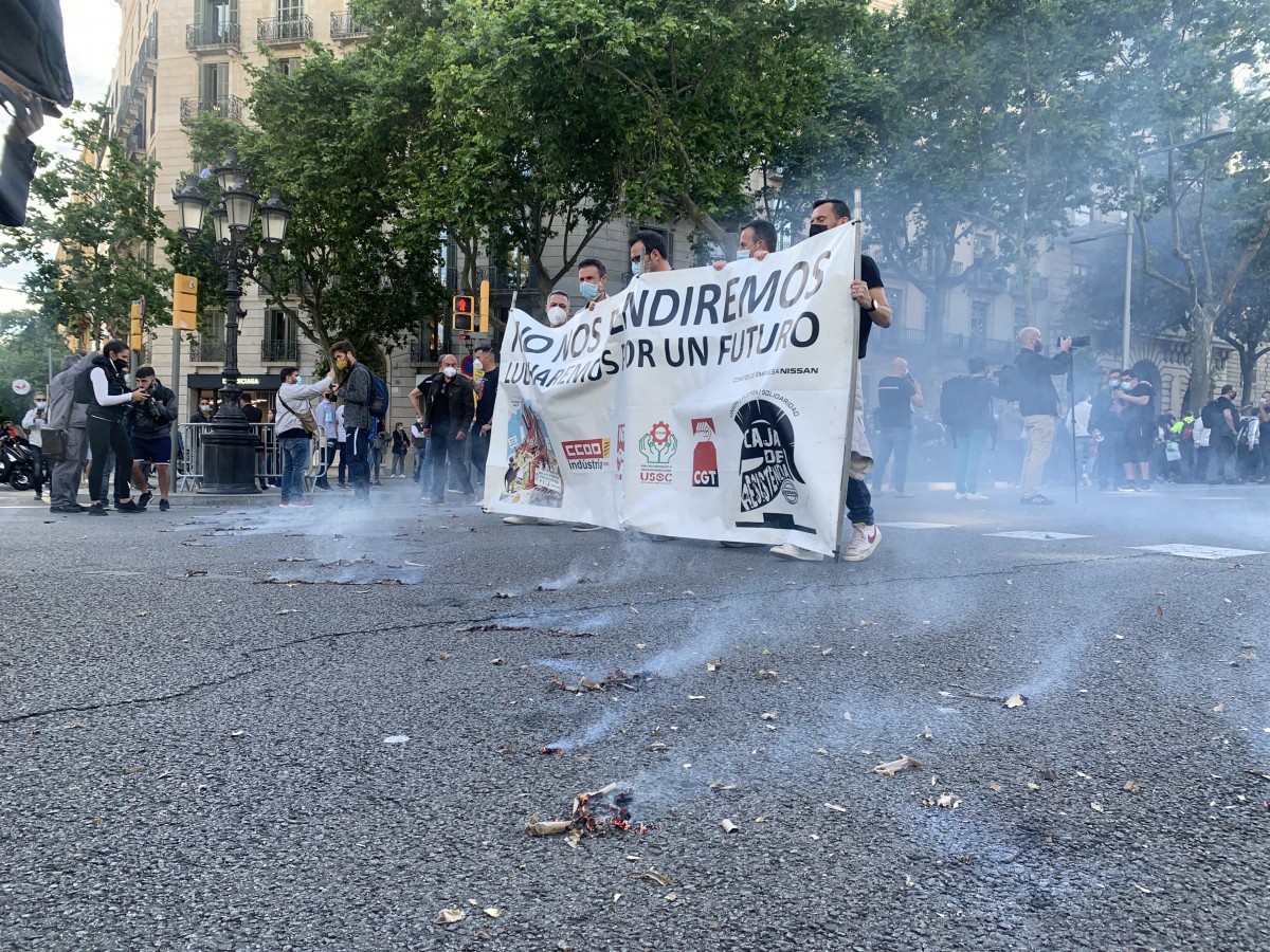 Petards a la manifestació dels treballadors de Nissan a Barcelona