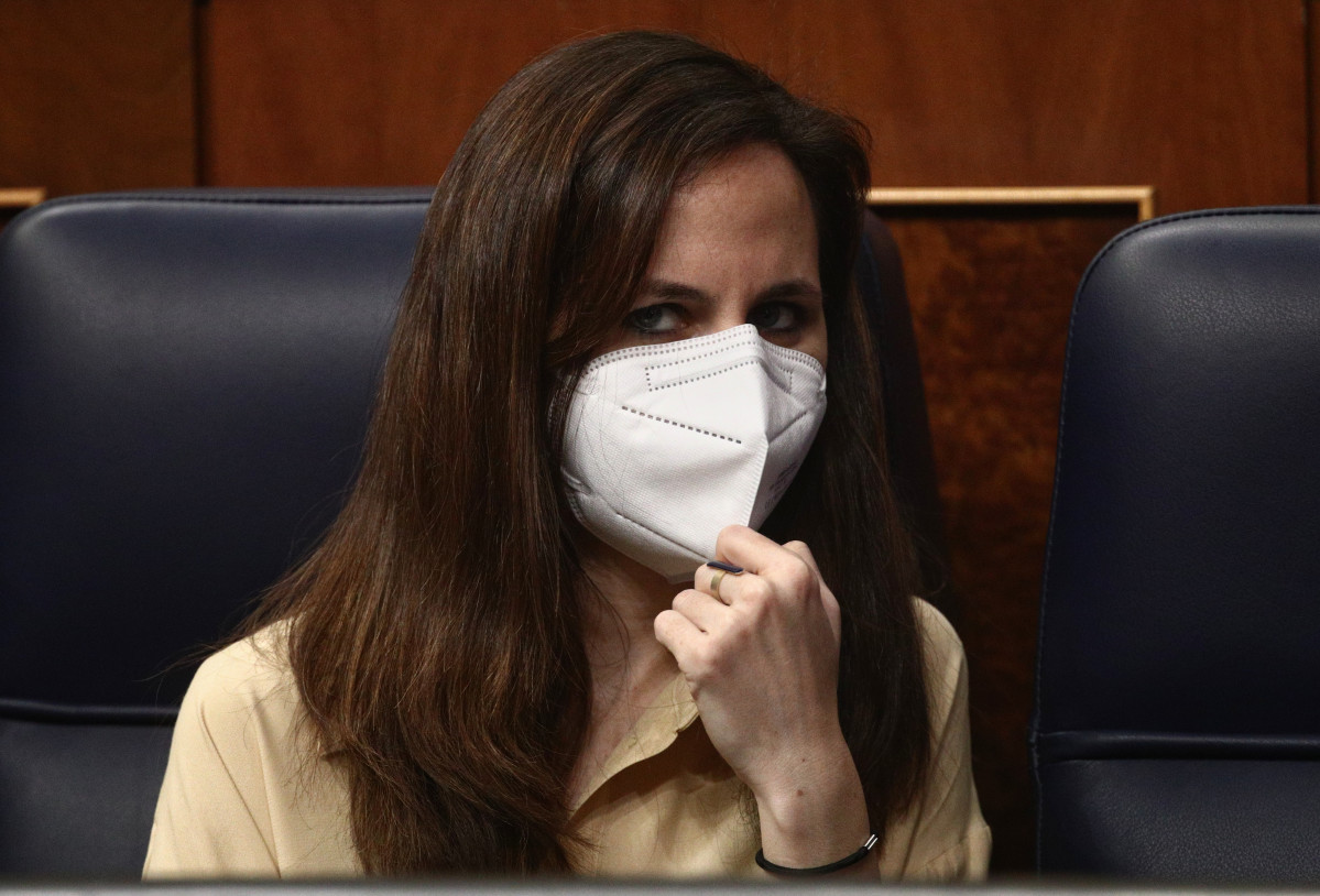 La ministra de Drets Socials i Agenda 2030, Ione Belarra, durant una sessió plenària, el 14 d'abril de 2021, al Congrés dels Diputats, Madrid, (Espanya). Durant el ple, el Govern ha de donar compte de les dades i gestions realitzades durant l'e