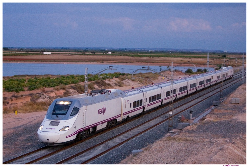 Arxiu - Un tren de Renfe.