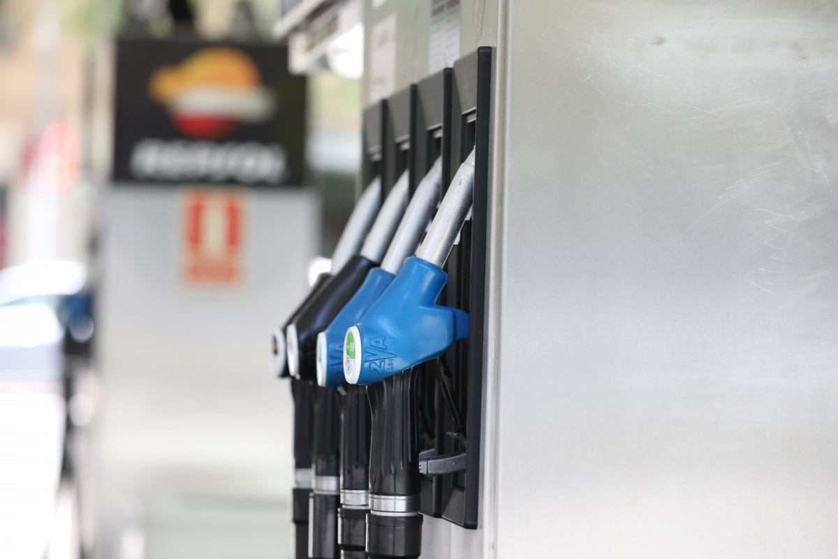 Arxiu - Sortidor de gasolina a la fase 0 de la desescalada en què les gasolineres segueixen prestant servei durant l'estat d'alarma per la crisi de l'Covid-19, a Madrid (Espanya) a 6 de maig