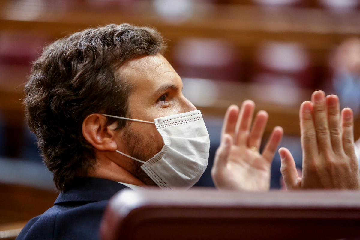 El líder de PP, Pablo Casado, aplaudeix en una sessió de control al Congrés dels Diputats, a 12 de maig de 2021, a Madrid, (Espanya).