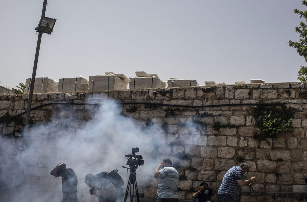 EuropaPress 3699566 10 maig 2021 israel jerusalem mitjana reporters estand between the Smokes