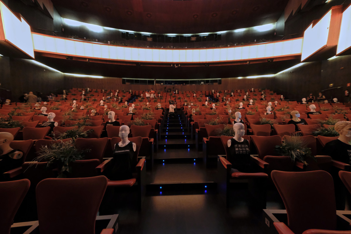 Maniquís asseguts indiquen els seients on no poden seure els espectadors, a les butaques dels Teatres de Canal en la seva reobertura després de l'aturada pel coronavirus.