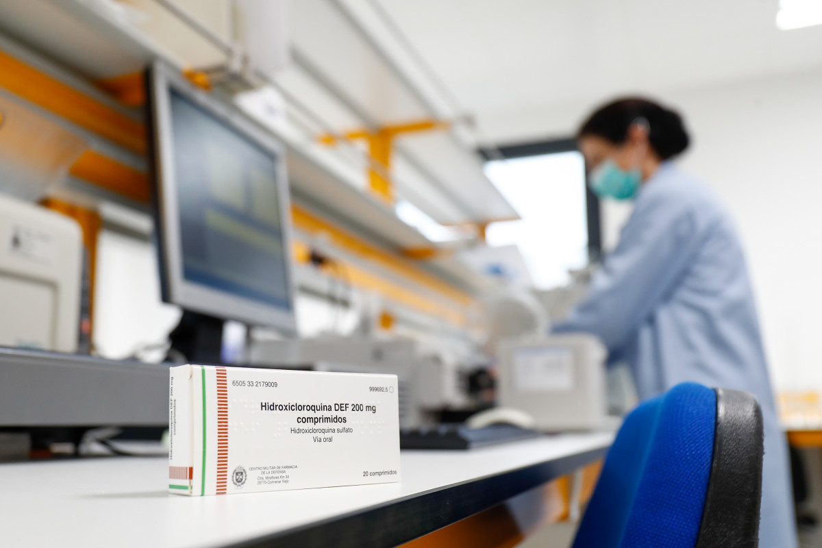 Arxiu - hidroxicloroquina, un dels medicaments que estan provant per comprovar la seva eficàcia contra el Covid-19, en una de les sales de l'edifici de l'Control de Qualitat de l'Laboratori de el Centre Militar de Farmàcia de la Defensa a la base logístic
