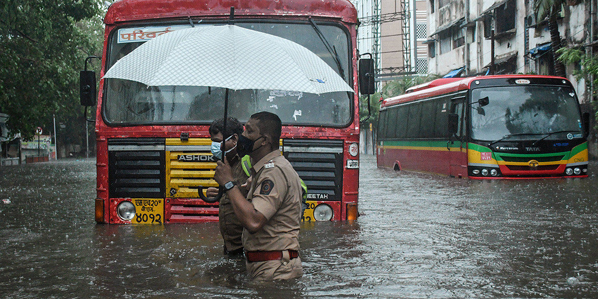 EuropaPress 3717581 17 mai 2021 índia mumbai policeman helps public transport driver to cross