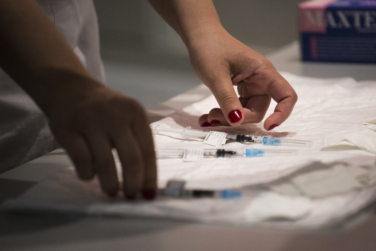 Una sanitària amb diverses dosis de la vacuna de Pfizer a l'Hospital Universitari de Getafe, a 17 de maig, a Getafe, Madrid (Espanya). La Comunitat de Madrid ha començat avui a vacunar persones entre 50 i 55 anys en els hospitals públics de la regió