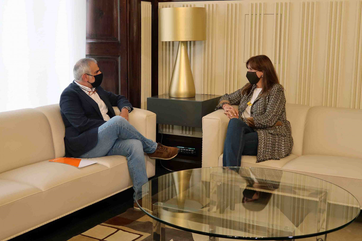 El líder de Cs a Catalunya, Carlos Carrizosa, i la presidenta de Parlament, Laura Borràs, en la reunió amb motiu de la ronda de contactes per investir el candidat d'ERC a la Presidència de la Generalitat, Pere Aragonès, el 18 de maig de 2021.
