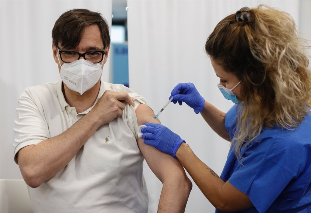 Salvador Illa (PSC) rep la primera dosi de la vacuna contra la coronavirus.