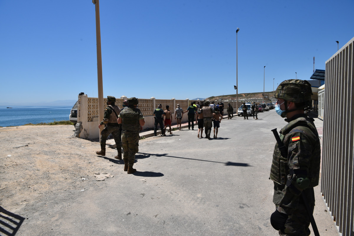 Militars de l'exèrcit espanyol vigilen des de la platja de l'arribada de migrants procedents del Marroc