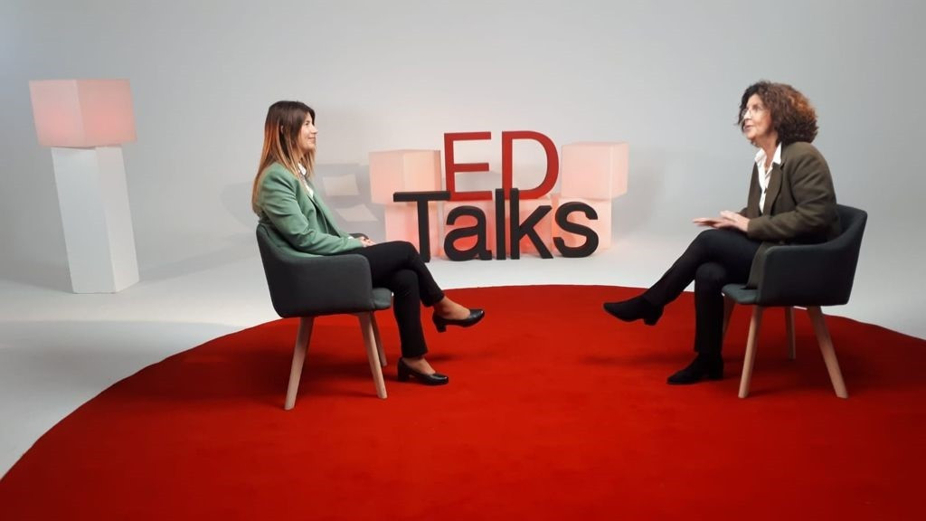 La mestra, psicopedagoga i doctora en Ciències de l'Educació, Èlia López Cassà, durant el diàleg amb la directora d'estudis dels graus d'Educació de la UAO CEU, Marisa Vázquez.