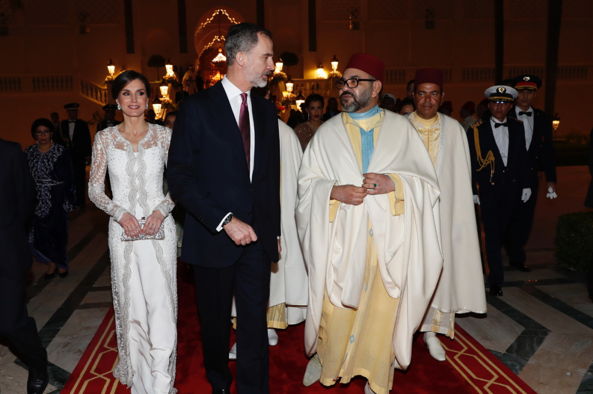 (I-D) La Reina Letizia, el Rei Felip VI i el Rei Mohamed VI, a l'arribar a el Palau Reial de Rabat per assistir al sopar de gala ofert en el seu honor durant la visita d'Estat que van fer al febrer de 2019