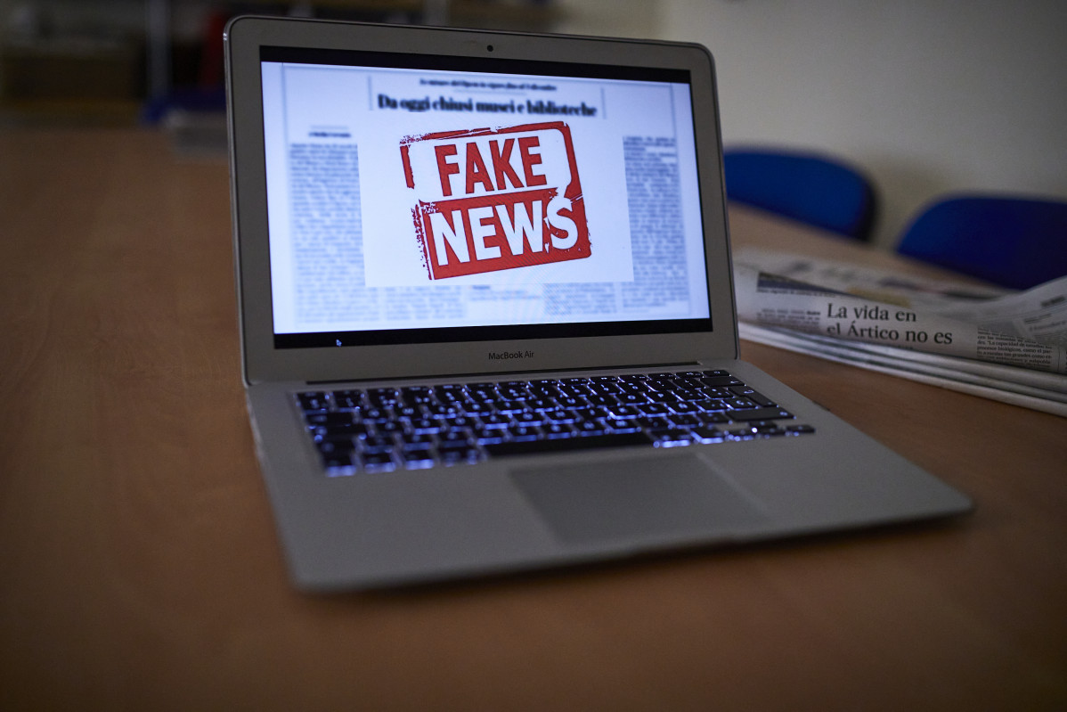 Arxiu - Una persona llegeix en el seu ordinador portàtil una notícia falsa, a Madrid (Espanya), a 5 de novembre de 2020. El Govern ha aprovat un procediment d'actuació contra les conegudes com a 'mentida news' mitjançant el qual monitoritzarà la informació i