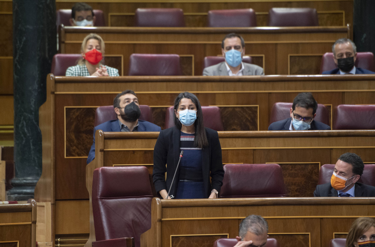 La líder de Cs, Inés Acostades, intervé en una sessió de control a Govern