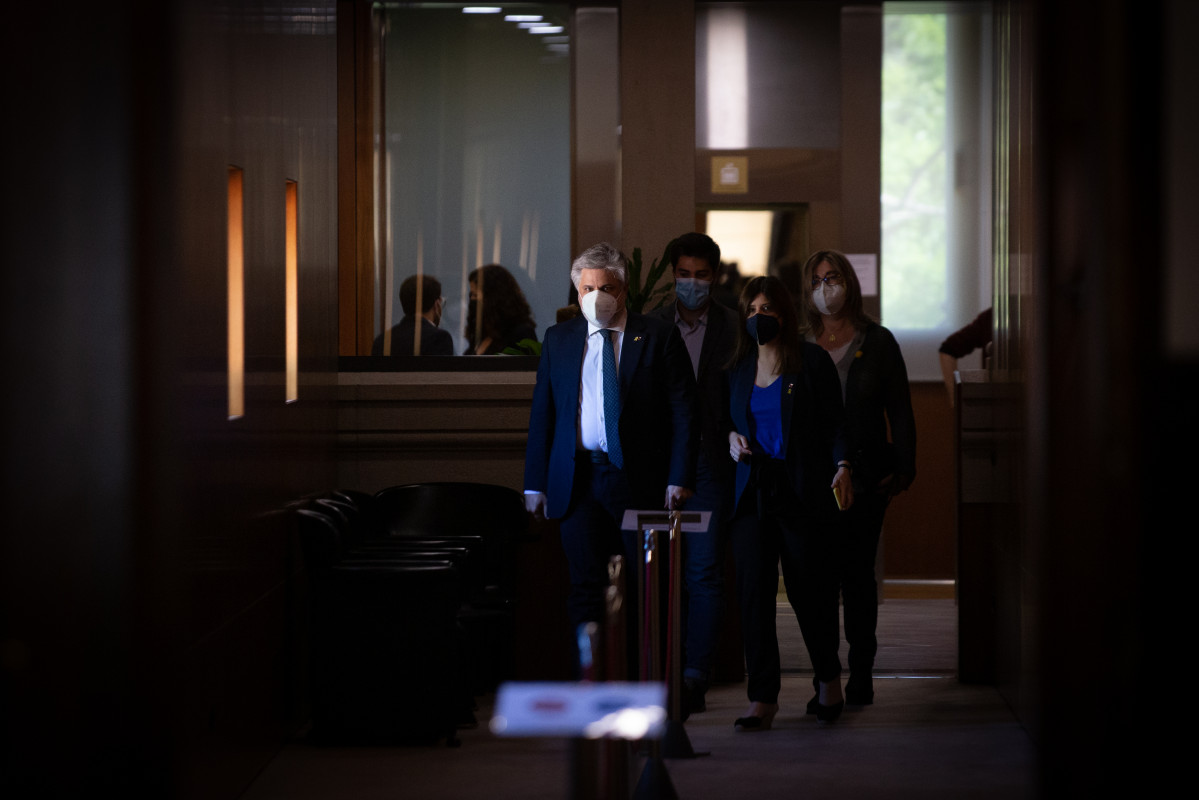 El presidente de Junts en el Parlament, Albert Batet y la portavoz de Junts en el Parlament, Gemma Geis a su salida de una sesión plenaria en el Parlament de Catalunya, a 20 de mayo de 2021, en Barcelona, Catalunya (España). El Parlament comienza hoy el p