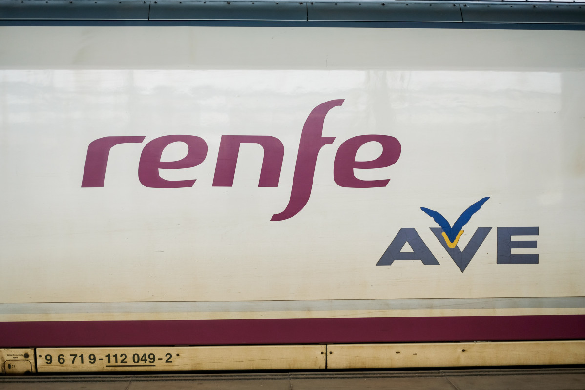 Arxiu - Vagó d'un tren AVE de Renfe a les vies de l'Estació d'Atocha