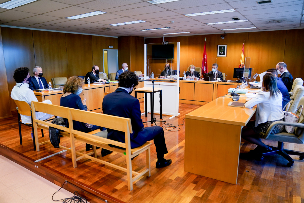 Francisco Nicolás Gómez Iglesias (i-blanc), més conegut com el Petit Nicolás, assegut al banc dels acusats per declarar en un judici a l'Audiència Provincial de Madrid, a 20 de maig de 2021, a Madrid, (Espanya). Gómez Iglesias està acus