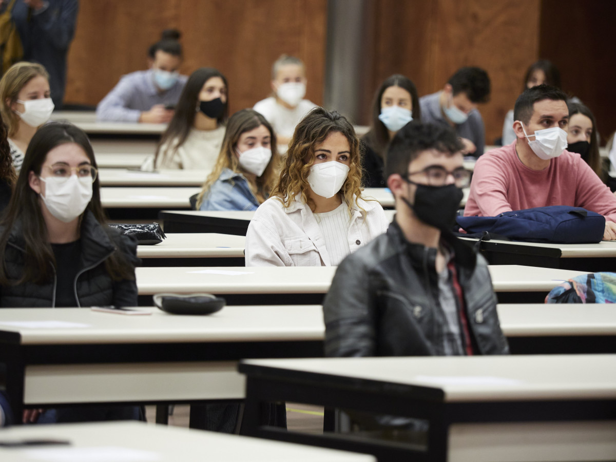 Alumnes escolten la intervenció de la ministra d'Afers Econòmics i Transformació Digital, Nadia Calviño, en una trobada amb estudiants de la Universitat Pública de Navarra (UPNA), a 17 de maig de 2021, a l'Aula Fernando Rebla de l'edifici d'E