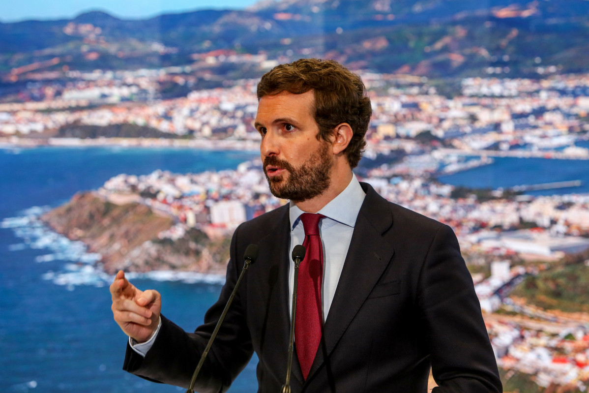 El president de PP, Pablo Casado, ofereix declaracions als mitjans des de l'estand de Turisme de Ceuta, a Fitur 2021, a 20 de maig de 2021, a Madrid (Espanya).