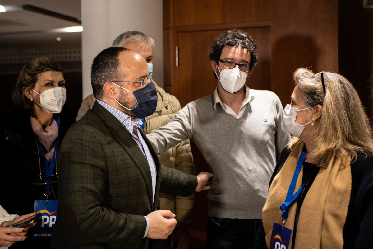 Arxiu - El president de el Partit Popular Català i candidat de el partit a la presidència de la Generalitat, Alejandro Fernández, a l'arribar a una roda de premsa convocada per valorar els resultats obtinguts per la seva formació en els comicis catala