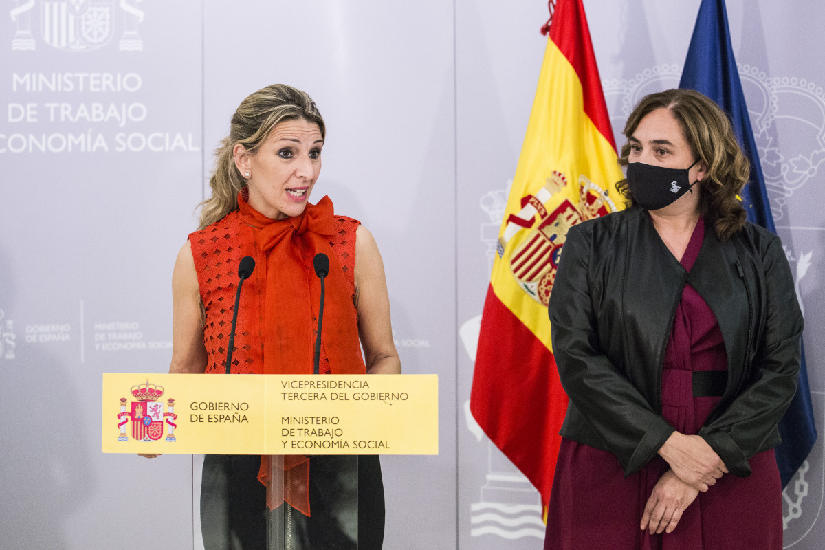 La vicepresidenta tercera i ministra de Treball i Economia Social, Yolanda Díaz (i), i l'alcaldessa de Barcelona, Ada Colau (d), compareixen en roda de premsa, després d'una trobada de treball en el Ministeri de Treball i Economia Social, a 25 de maig