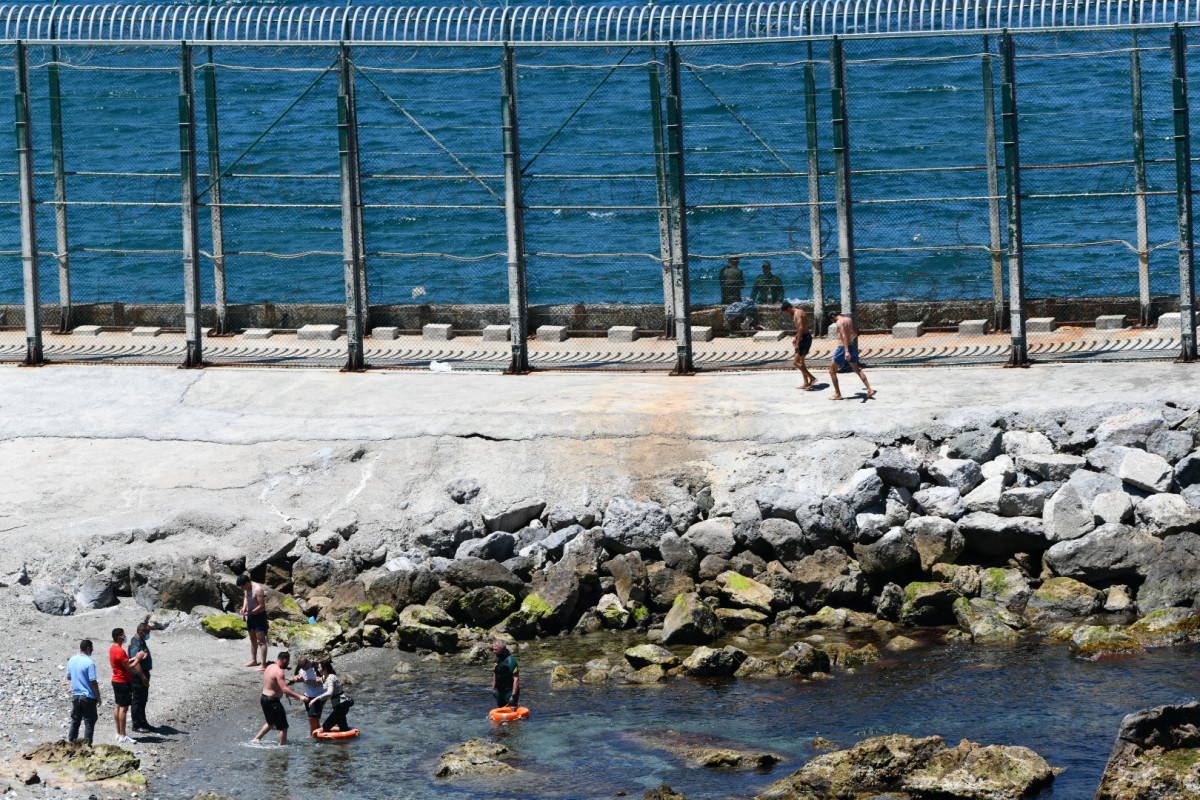El Grup Especial d'Activitats Subaquàtiques (GEAS) de la Guàrdia Civil rescata una dona que ha arribat a la platja de l'Benzú al costat d'una nena, a Ceuta.