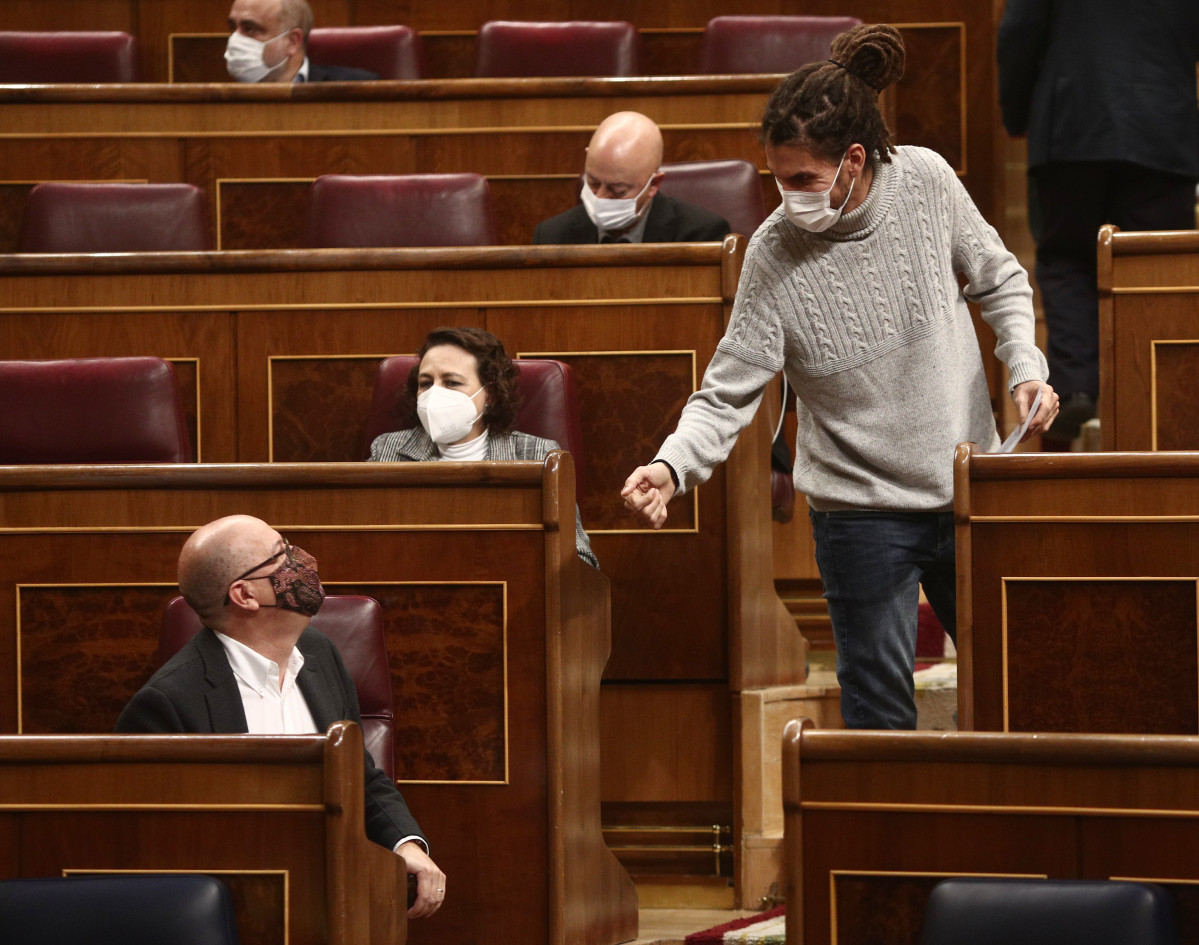 Arxiu - El diputat i Secretari d'Organització de Podem, Alberto Rodríguez (1d), i el diputat de PSOE José Zaragoza (1i), durant una sessió plenària al Congrés