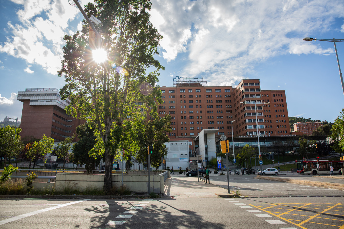 Façana de l'Hospital Vall d'Hebron mentre la ciutat continua en la fase zero de la desescalada en la novena setmana de l'estat d'alarma decretat pel Govern per la pandèmia de l'Covid-19, a Barcelona / Catalunya (Espanya) a 12 de maig de 2020.