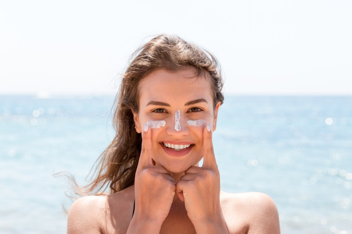 EuropaPress 3738326 dona sol crema solar cara