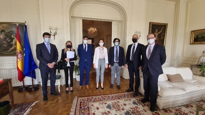 La ministra d'Indústria, Comerç i Turisme, Reyes Maroto, durant una reunió de treball amb representants de l'OCDE a París (França), d'aquest dimarts.