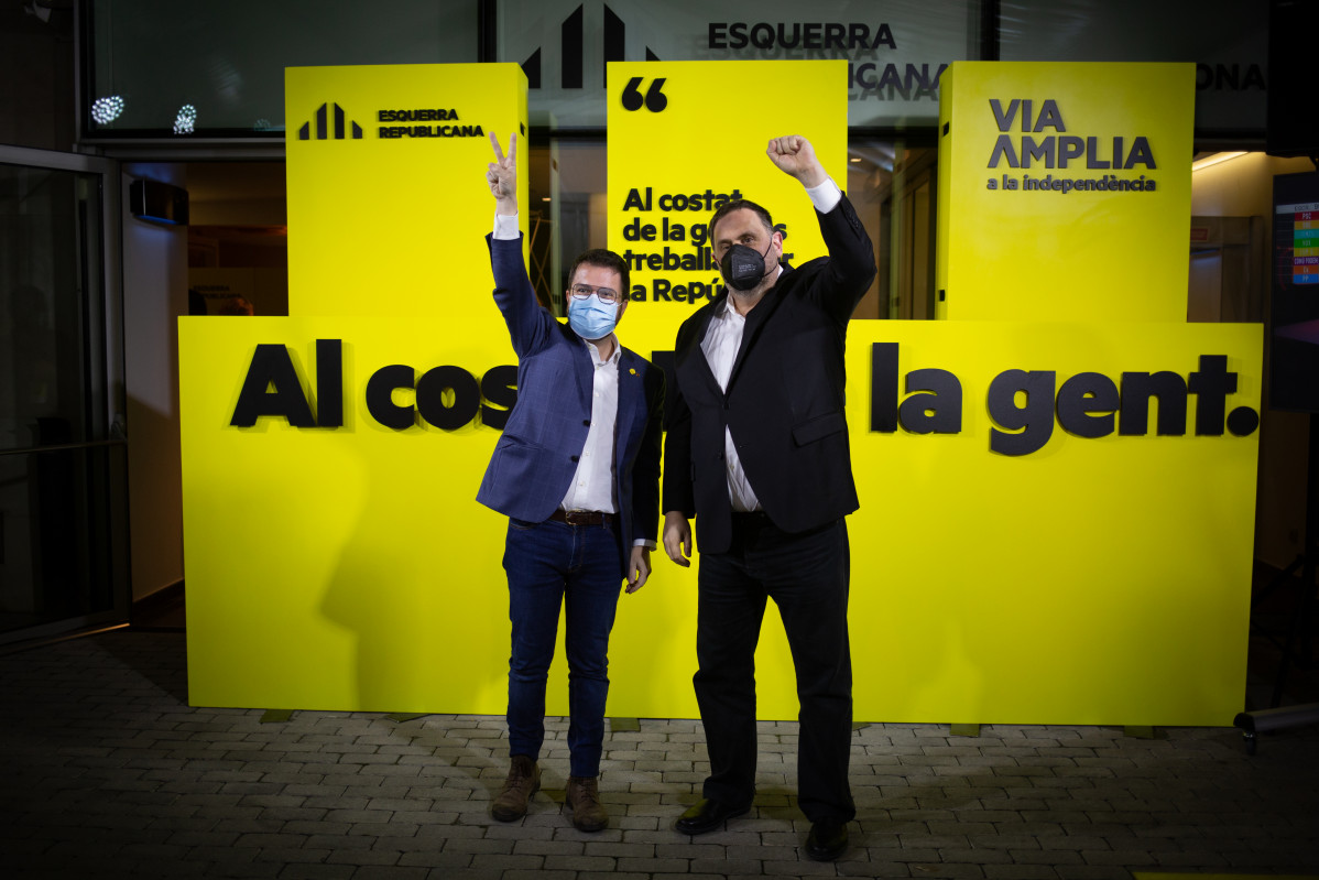 Arxiu - El president de la Generalitat, Pere Aragonès (i); al costat de l'líder d'ERC i exvicepresident de la Generalitat, Oriol Junqueras, en una imatge d'arxiu.
