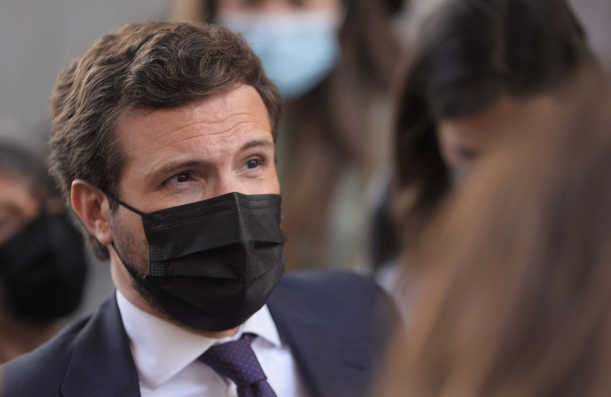 El líder de PP, Pablo Casado, als voltants de Congrés on se celebra una sessió de control a Govern, a 26 de maig de 2021, al Congrés dels Diputats, Madrid, (Espanya).