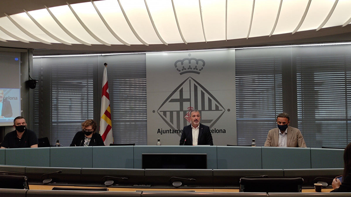 Salvador Vendrell (Fundació Barcelona Comerç), Montserrat Ballarín (PSC), Jaume Collboni (PSC) i Gabriel Jené (Barcelona Oberta) en una roda de premsa a l'Ajuntament de Barcelona.