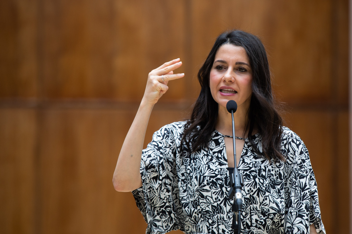 La presidenta de Ciutadans, Inés Arrimadas García, atén els mitjans a Sevilla després de reunir-se amb la presidenta de Parlament d'Andalusia, Marta Bosquet.