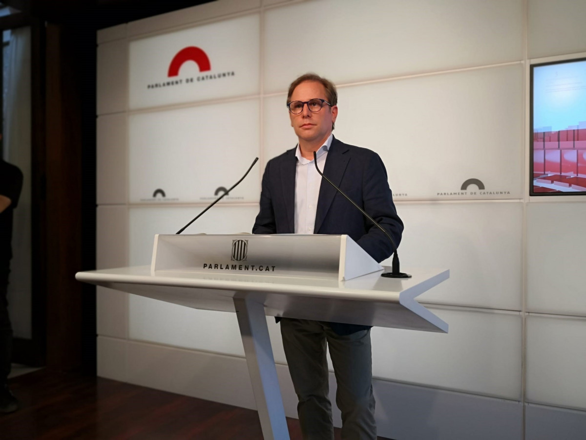 El portavoz de Vox en el Parlament, Joan Garriga, en rueda de prensa en la Cámara catalana el 1 de junio de 2021.