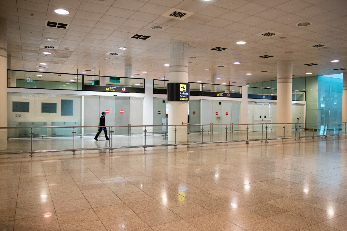 Arxiu - Un passatger passeja per les instal·lacions de l'aeroport del Prat de Barcelona