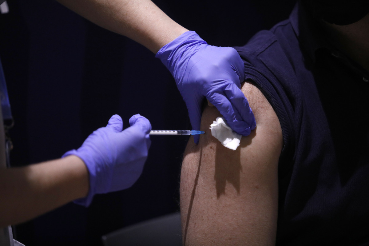 Un home rep la primera dosi de la vacuna de Pfizer contra el Covid-19, a 27 de maig de 2021, a la Sala Berlín de l'estadi Camp Nou, a Barcelona, Catalunya (Espanya). Aquest dijous ha obert al Camp Nou, estadi de l'FC Barcelona, un espai per a