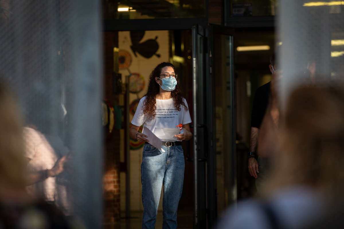 Arxiu - Una professora amb mascareta a les portes d'un col·legi durant el primer dia de el curs escolar 2020-2021, a Barcelona, Catalunya (Espanya), a 14 de setembre de 2020