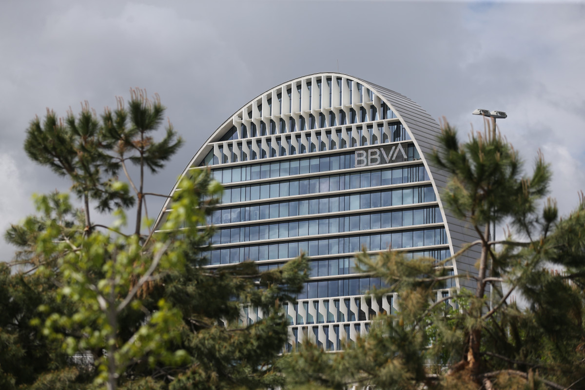 Arxiu - Edifici de la seu de BBVA a Madrid, conegut com 'La Vela', a 22 d'abril de 2021, a Madrid (Espanya). La direcció de BBVA ha plantejat l'acomiadament de 3.798 persones i el tancament de 530 oficines.