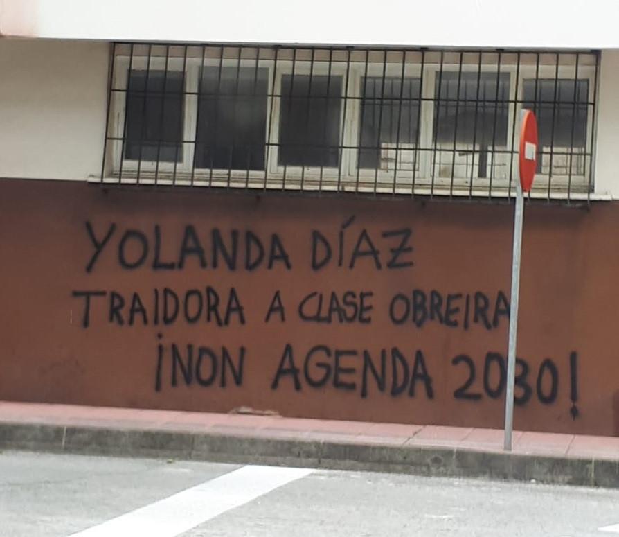 Pintanda al barri de Sant Valentí, a Fene, contra la vicepresidenta de Govern Yolanda Díaz