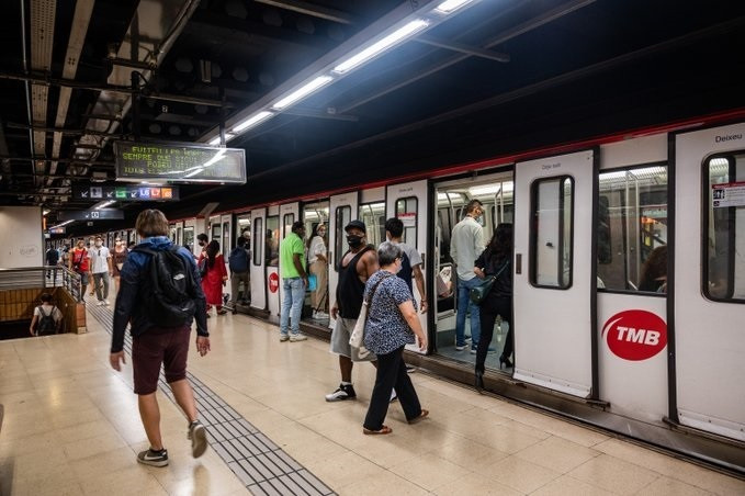 Arxiu - Passatgers al Metro de Barcelona - Arxiu